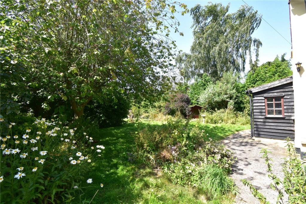 Lot: 7 - SEMI-DETACHED FARM COTTAGE FOR IMPROVEMENT - Further garden ground
